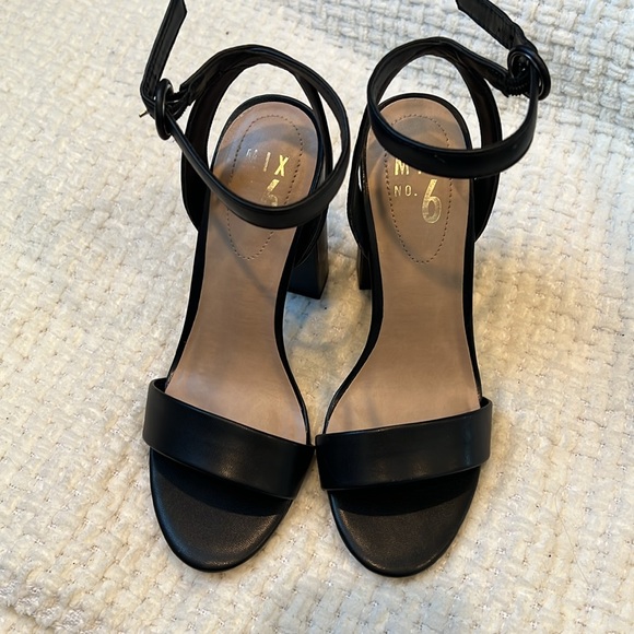 Black heels - Picture 2 of 4